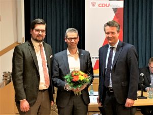 CDU-Bürgermeisterkandidat Michael Beckmann (m.) nimmt die Glückwünsche von dem Stadtverbandsvorsitzenden Sven Lucas Deimel (l.) und dem Kreisvorsitzenden Matthias Kerkhoff (r.) entgegen