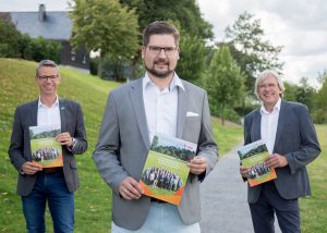 Liegt inzwischen in allen Briefkästen: Bürgermeisterkandidat Michael Beckmann, Stadtverbandsvorsitzender Sven Lucas Deimel und Fraktionsvorsitzender Joachim Reuter halten das Wahlprogramm der CDU Winterberg in ihren Händen